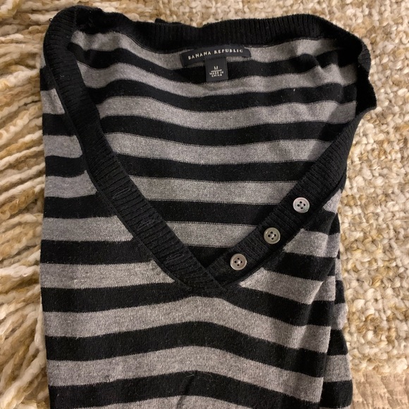 Banana Republic short sleeve striped top Small hole see photos - Picture 3 of 5